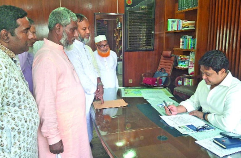 অসহায় মানুষের কথা শুনে তাৎক্ষণিক সমাধানের উদ্যোগ